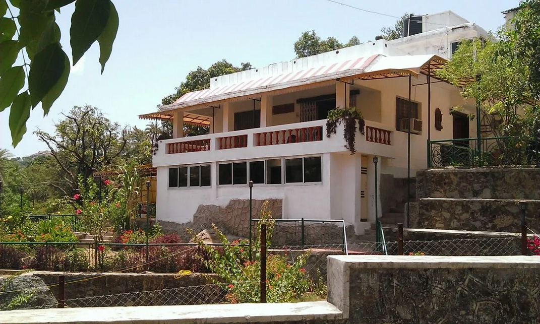Hotel R.J House
